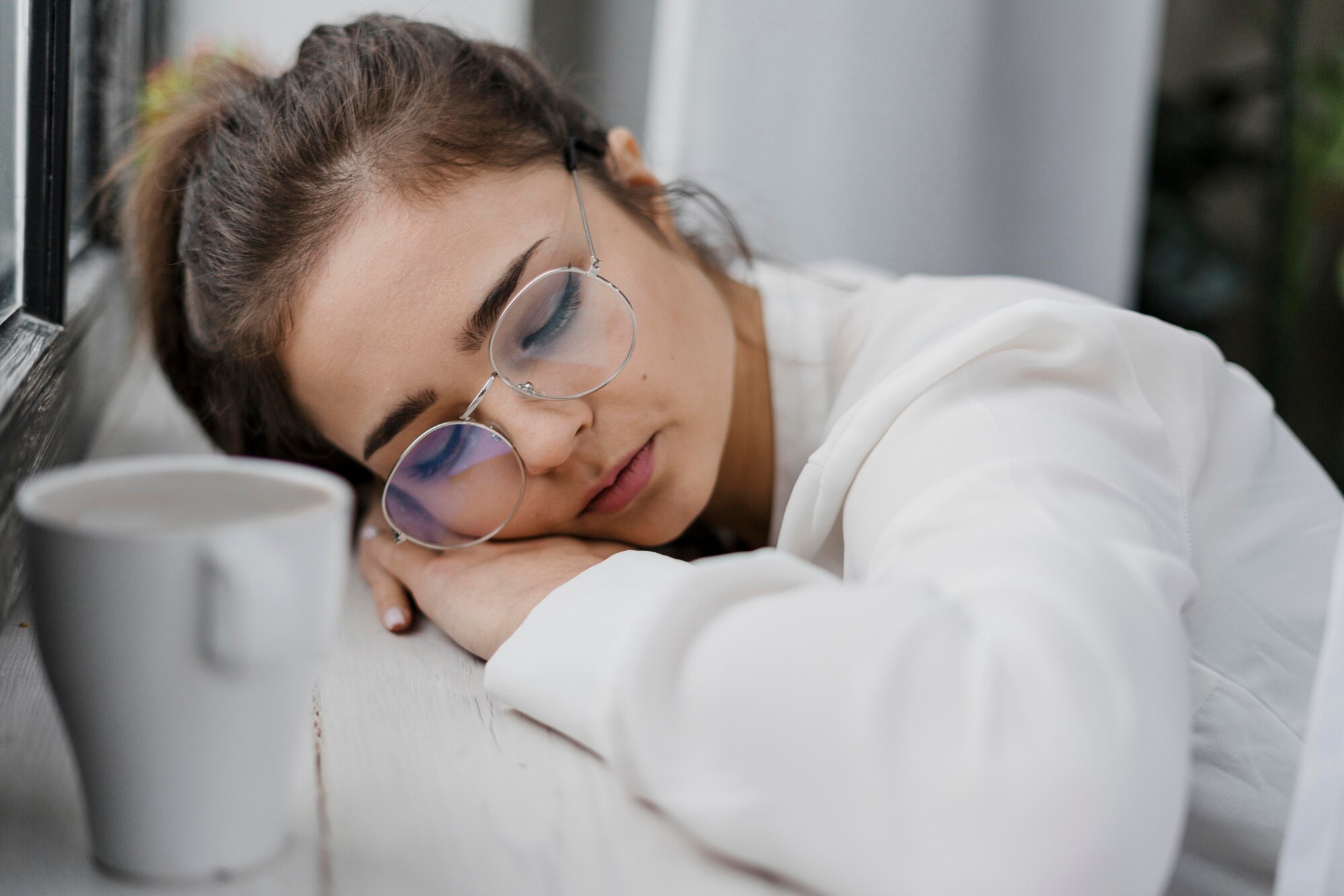 Persona che riposa gli occhi